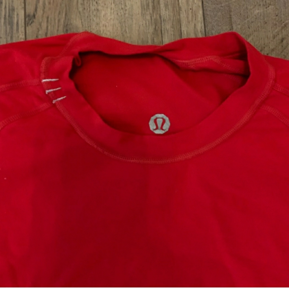 Lulu long sleeved men’s work out shirt